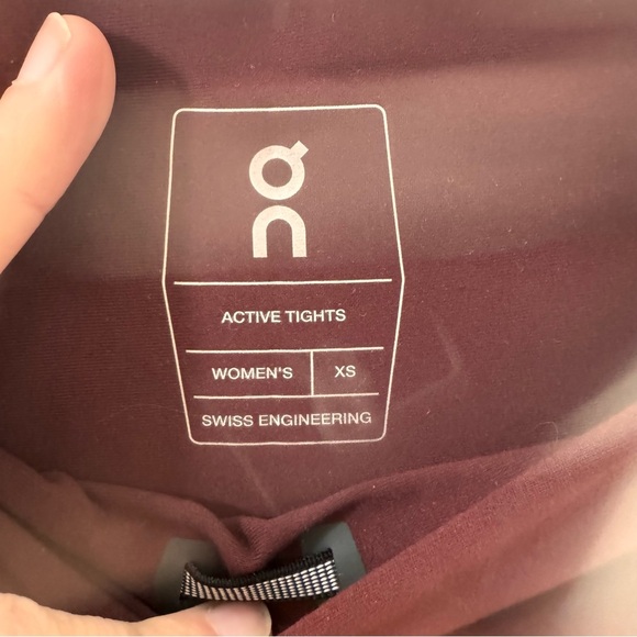 On Running Active Tights in "Mulberry" Size XS - Picture 14 of 15